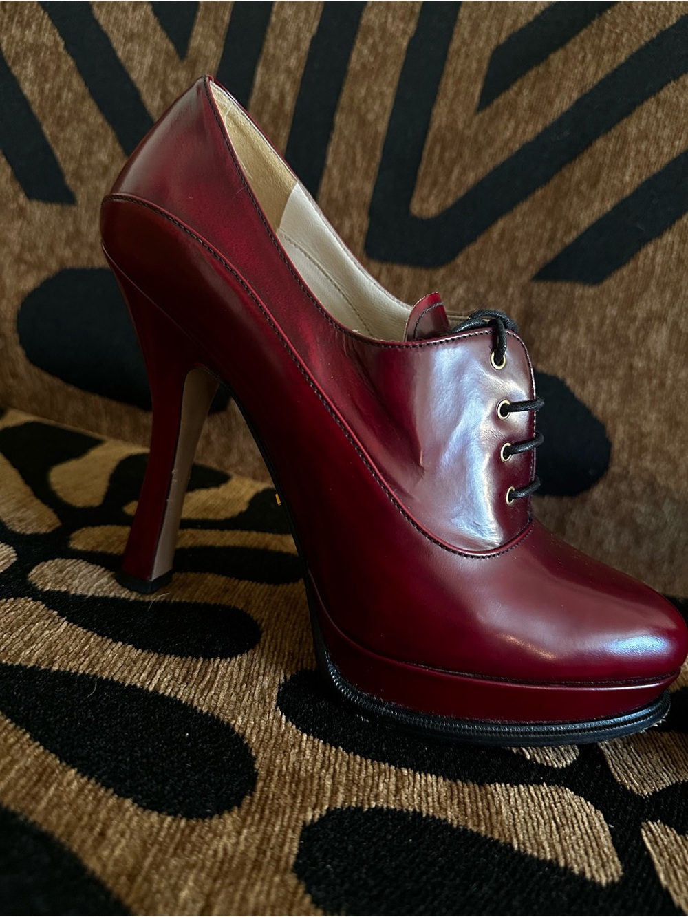 PRADA VINTAGE Burgundy Leather Oxford heels with Gold Logo - Picture 7 of 16